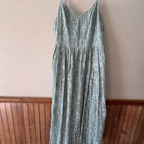 Elegant Lace Maxi Dress in Sage Green - Picture 2 of 7